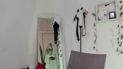 Snapshot of emperatriiiz chatting on February 7, 2025, 9:15 pm Emperatriz online show from February 7, 2025, 9:15 pm