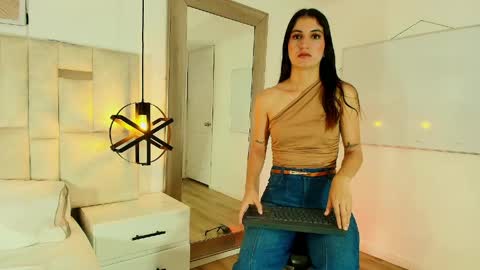 Snapshot of emy_ferrer_ chatting on May 17, 2026, 1:51 pm EMY FERRER online show from May 17, 2026, 1:51 pm