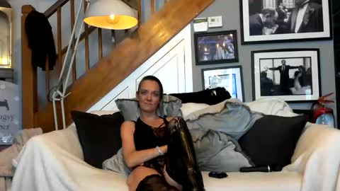 englishcouple81 online show from May 3, 2026, 12:49 am