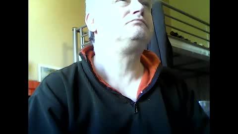 Snapshot of englishguysurrey chatting on October 28, 2025, 9:02 am englishguysurrey online show from October 28, 2025, 9:02 am