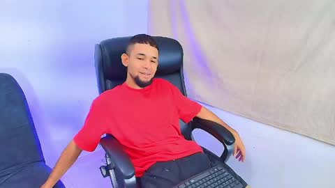 Snapshot of enyel_100 chatting on May 5, 2026, 7:33 pm enyel_100 online show from May 5, 2026, 7:33 pm