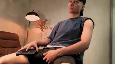 enzo_steel online show from November 23, 2025, 8:19 pm