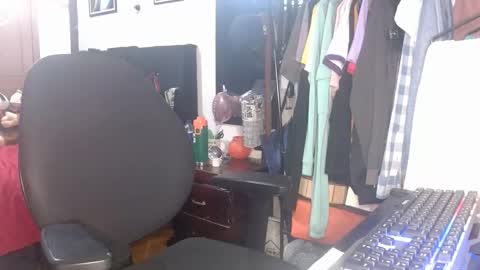 enzoyarack online show from November 17, 2025, 1:55 am