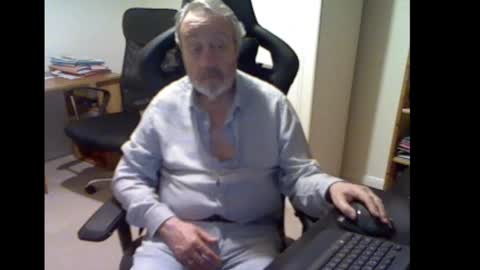 erasmus_d online show from February 11, 2025, 6:44 pm