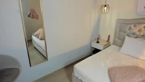 Escarlet online show from September 18, 2025, 3:36 pm