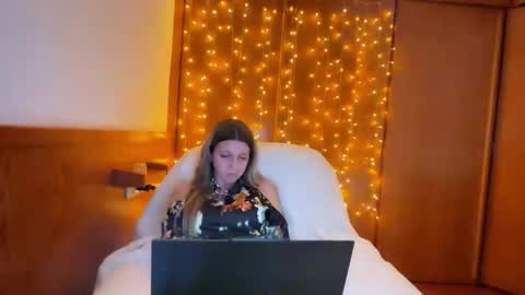 esma347866 online show from January 16, 2026, 12:03 am