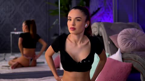 Snapshot of esmeainsley chatting on December 4, 2024, 10:30 pm Raluca online show from December 4, 2024, 10:30 pm