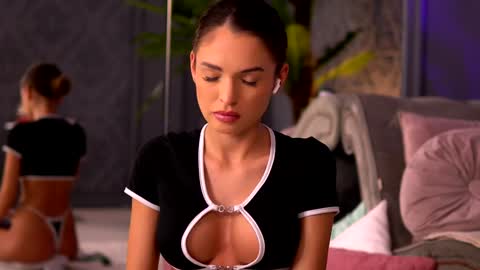 Snapshot of esmeainsley chatting on December 10, 2024, 3:30 am Raluca online show from December 10, 2024, 3:30 am