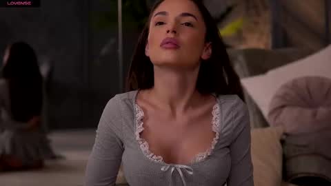 Snapshot of esmeainsley chatting on February 12, 2025, 2:45 am Raluca online show from February 12, 2025, 2:45 am