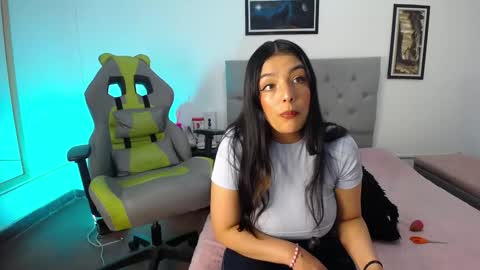 Perla online show from October 23, 2025, 4:56 am