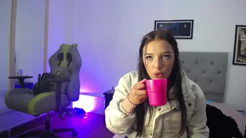 Perla online show from November 1, 2025, 11:40 pm