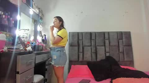 Snapshot of esmeraldaa_sc chatting on May 13, 2026, 5:49 am Perla online show from May 13, 2026, 5:49 am