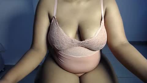 Snapshot of esmeray_ chatting on September 16, 2025, 11:22 am Esme online show from September 16, 2025, 11:22 am