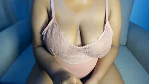 Snapshot of esmeray_ chatting on September 22, 2025, 11:18 pm Esme online show from September 22, 2025, 11:18 pm