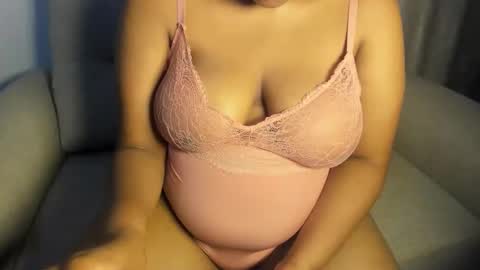 Snapshot of esmeray_ chatting on September 25, 2025, 10:13 pm Esme online show from September 25, 2025, 10:13 pm