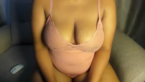 Snapshot of esmeray_ chatting on October 2, 2025, 12:17 am Esme online show from October 2, 2025, 12:17 am