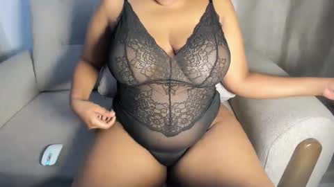 Snapshot of esmeray_ chatting on October 4, 2025, 11:36 pm Esme online show from October 4, 2025, 11:36 pm