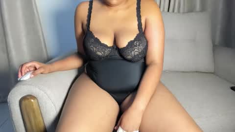 Snapshot of esmeray_ chatting on October 6, 2025, 10:29 pm Esme online show from October 6, 2025, 10:29 pm