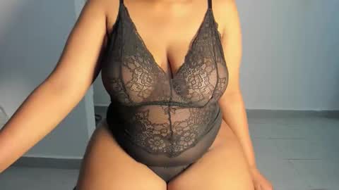 Snapshot of esmeray_ chatting on October 8, 2025, 11:08 am Esme online show from October 8, 2025, 11:08 am