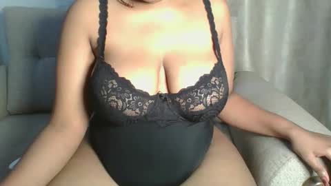 Snapshot of esmeray_ chatting on October 17, 2025, 11:07 pm Esme online show from October 17, 2025, 11:07 pm