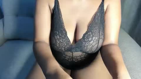 Snapshot of esmeray_ chatting on November 12, 2025, 11:14 pm Esme online show from November 12, 2025, 11:14 pm