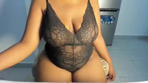 Snapshot of esmeray_ chatting on December 19, 2025, 4:14 pm Esme online show from December 19, 2025, 4:14 pm