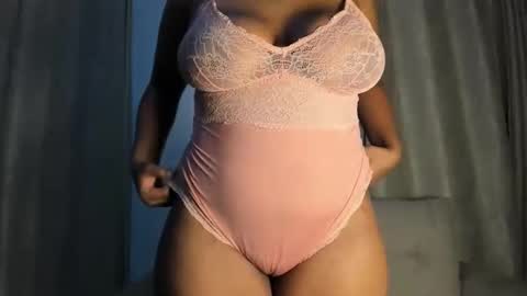 Snapshot of esmeray_ chatting on January 7, 2026, 11:29 pm Esme online show from January 7, 2026, 11:29 pm