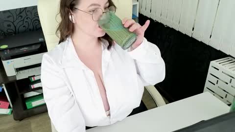 Snapshot of essensual_ chatting on May 5, 2026, 1:46 am Ava online show from May 5, 2026, 1:46 am