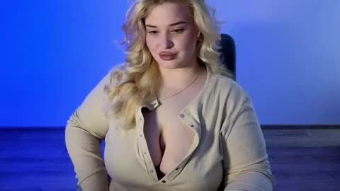 Estelle online show from April 3, 2026, 9:24 pm