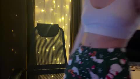 Ester online show from December 15, 2025, 3:27 pm