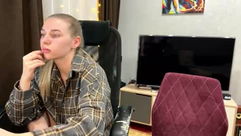 Ester online show from March 1, 2026, 7:05 pm