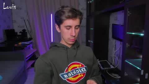 Snapshot of esthetics_boys chatting on December 8, 2024, 11:40 pm LOUIS online show from December 8, 2024, 11:40 pm