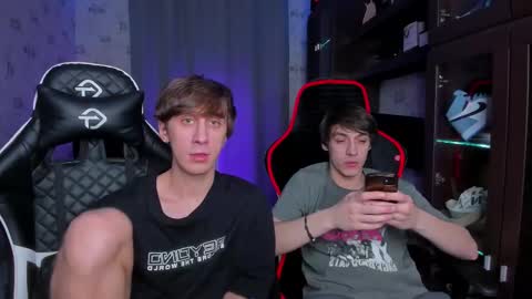 Snapshot of esthetics_boys chatting on February 16, 2025, 12:52 am LOUIS online show from February 16, 2025, 12:52 am