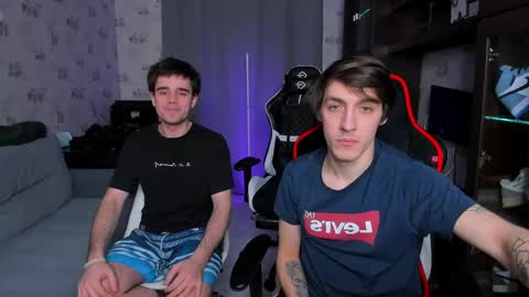 Snapshot of esthetics_boys chatting on February 28, 2025, 5:37 am LOUIS online show from February 28, 2025, 5:37 am