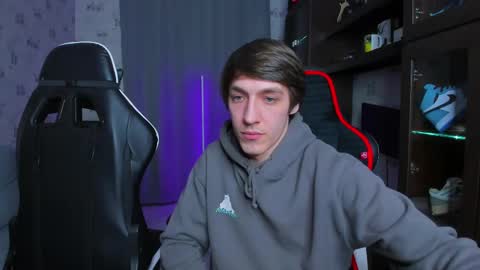 Snapshot of esthetics_boys chatting on March 4, 2025, 3:44 am LOUIS online show from March 4, 2025, 3:44 am