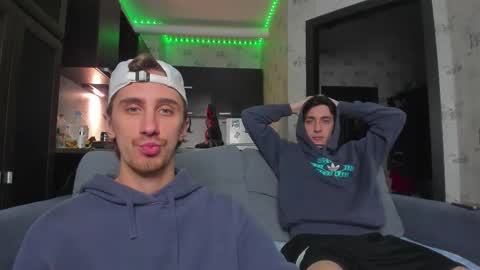 Snapshot of esthetics_boys chatting on September 18, 2025, 5:09 am LOUIS online show from September 18, 2025, 5:09 am