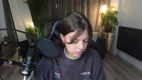 Snapshot of estirihka chatting on October 15, 2025, 7:36 pm Este online show from October 15, 2025, 7:36 pm