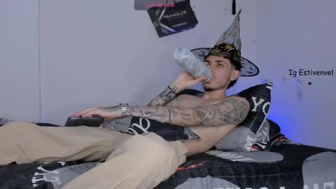 estivenvel online show from October 29, 2025, 9:49 pm