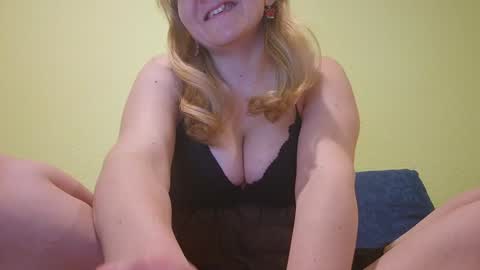 Snapshot of estrellawalters chatting on January 25, 2025, 3:52 pm estrellawalters online show from January 25, 2025, 3:52 pm