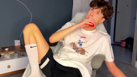 Snapshot of estremecerse chatting on December 26, 2024, 12:59 pm Alex online show from December 26, 2024, 12:59 pm