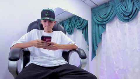 Snapshot of ethan_boy_ chatting on December 18, 2024, 9:29 pm Ethan online show from December 18, 2024, 9:29 pm