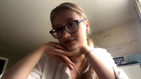 Mia online show from October 17, 2025, 11:35 am