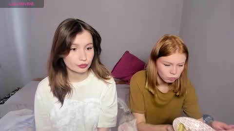 Veronica Tiia Lilith left to right online show from October 6, 2025, 5:05 am