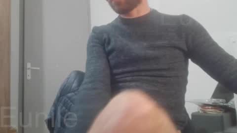 eunile online show from November 5, 2025, 8:31 pm