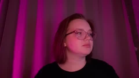 eva_kittenn online show from December 3, 2025, 5:11 pm