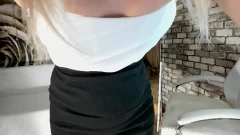 Snapshot of eva_melow chatting on November 16, 2025, 8:31 am Eva online show from November 16, 2025, 8:31 am