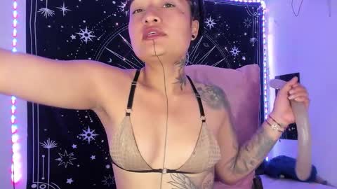 Eva  online show from November 21, 2025, 8:02 am