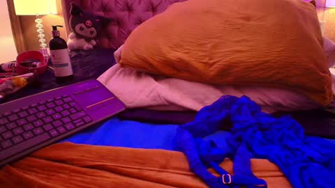 EVA CLOEE online show from January 31, 2025, 8:11 am