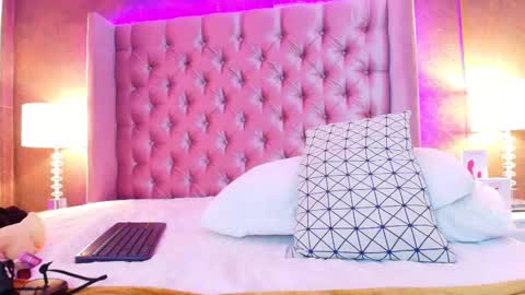 EVA CLOEE online show from February 26, 2025, 8:15 am