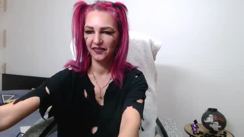 Snapshot of evadesireone chatting on October 31, 2025, 10:38 am EvadesireONE online show from October 31, 2025, 10:38 am